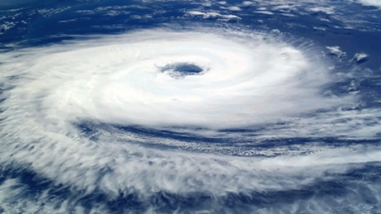 Tauate storm will hit Gujarat coast in a while