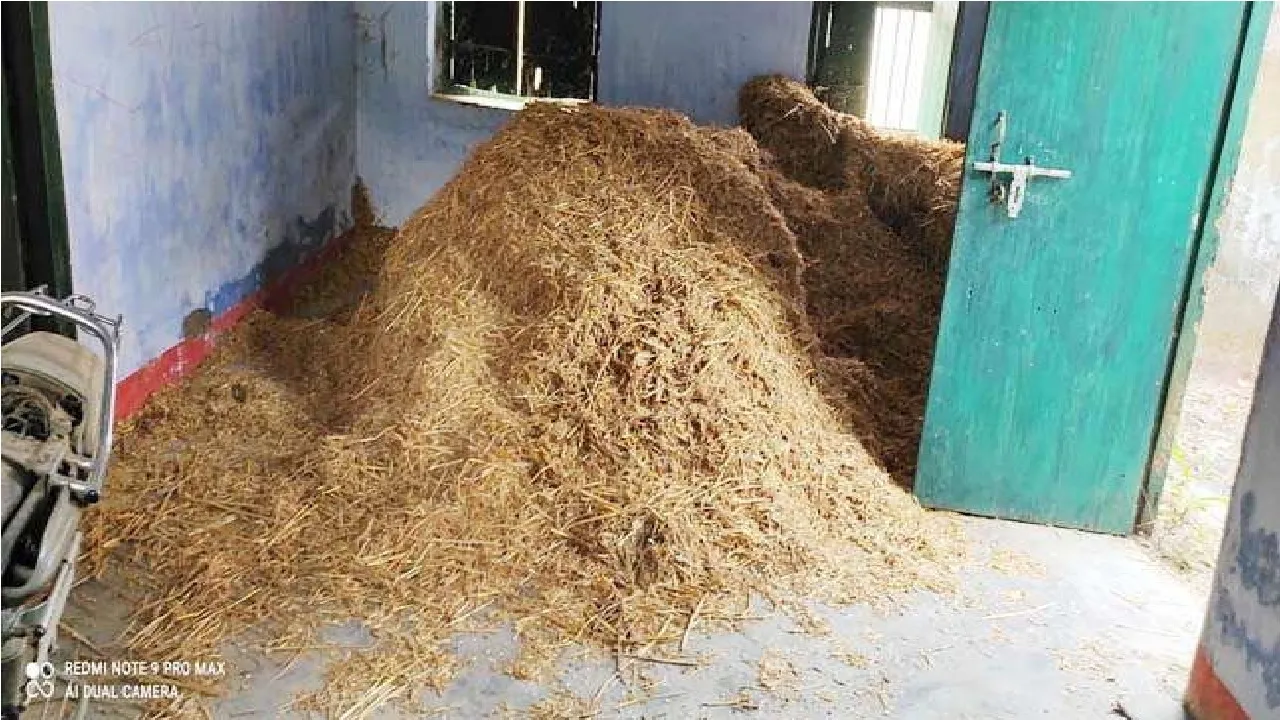 बिहारः गांवों के स्वास्थ्य केंद्रों में भरा है भूसा, कैसे होगा कोरोना का इलाज