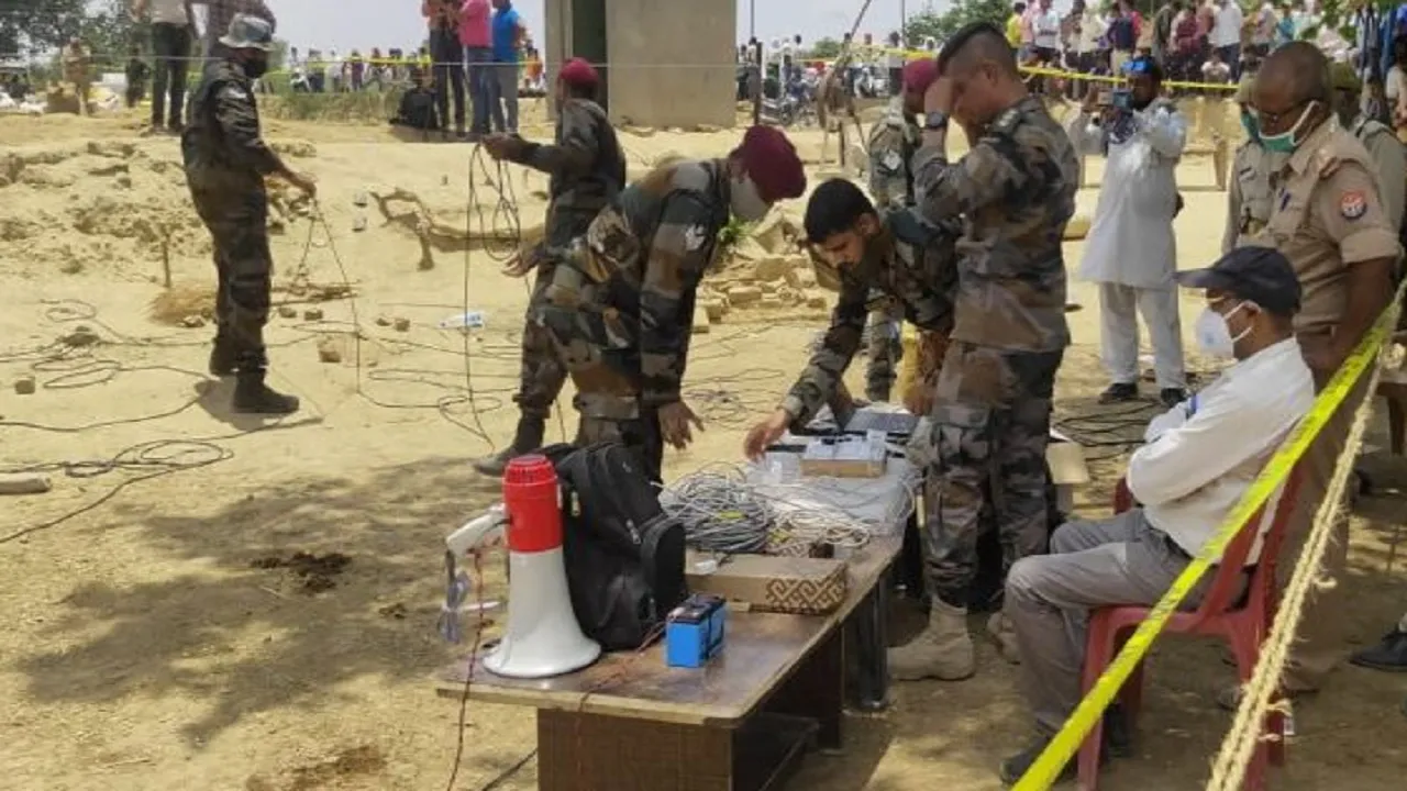 Innocent who fell in 100 feet deep borewell in Agra was rescued