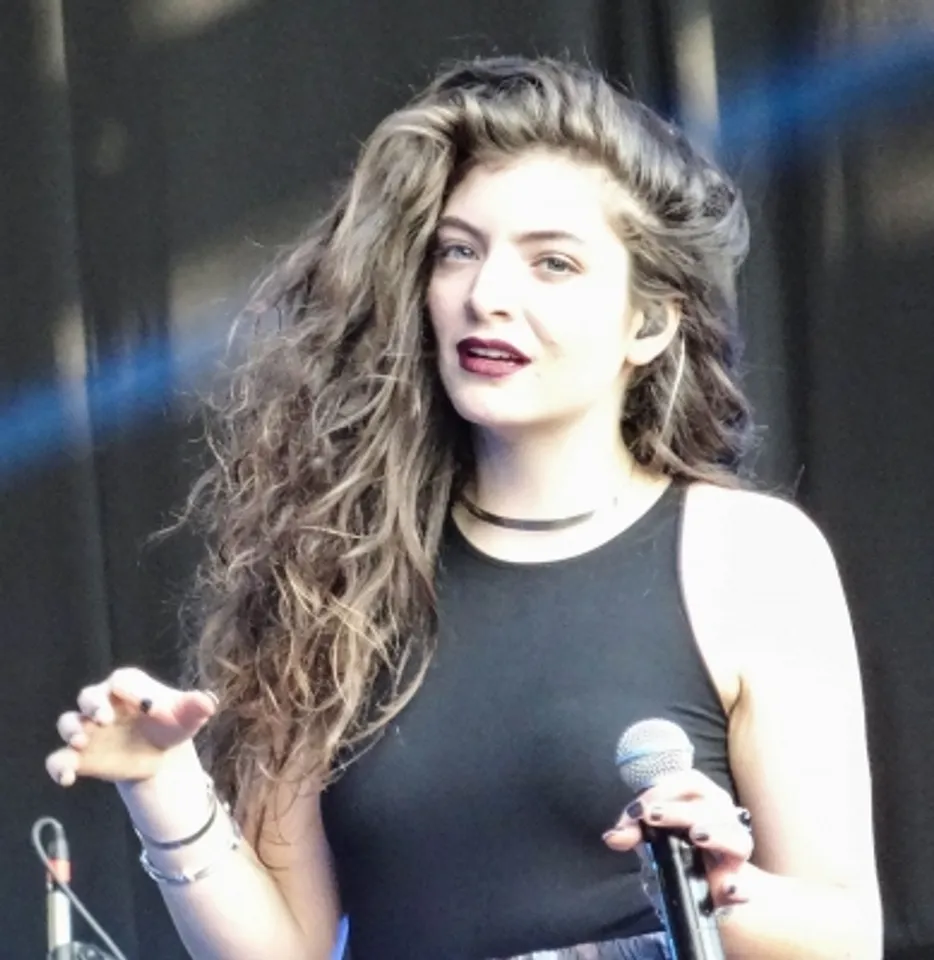 Lorde ay