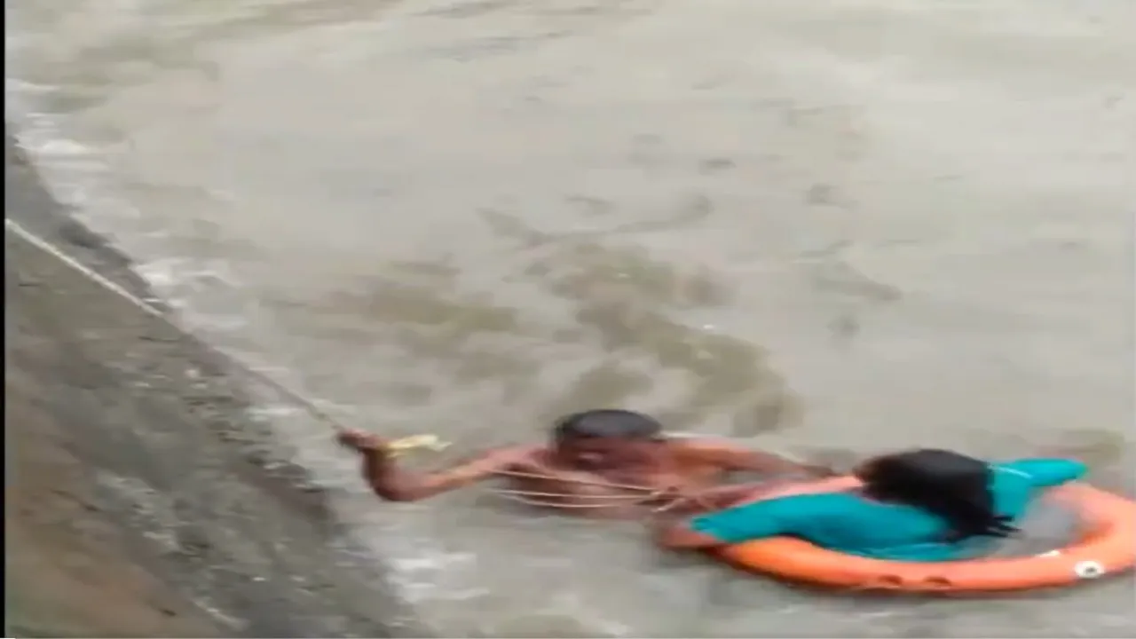 Mumbai Gateway of India woman who lost fell into the sea