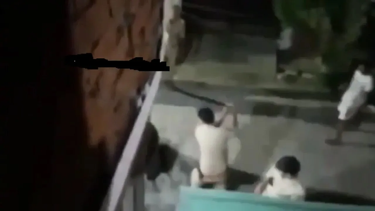 लखनऊ में सुमित को पीटती यूपी पुलिस