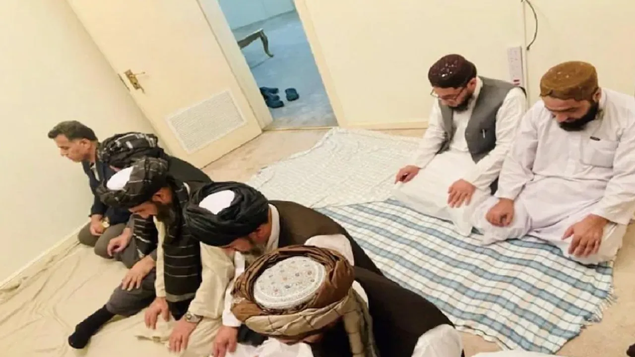 Alleged picture of ISI chief with Abdul Ghani Baradar goes viral