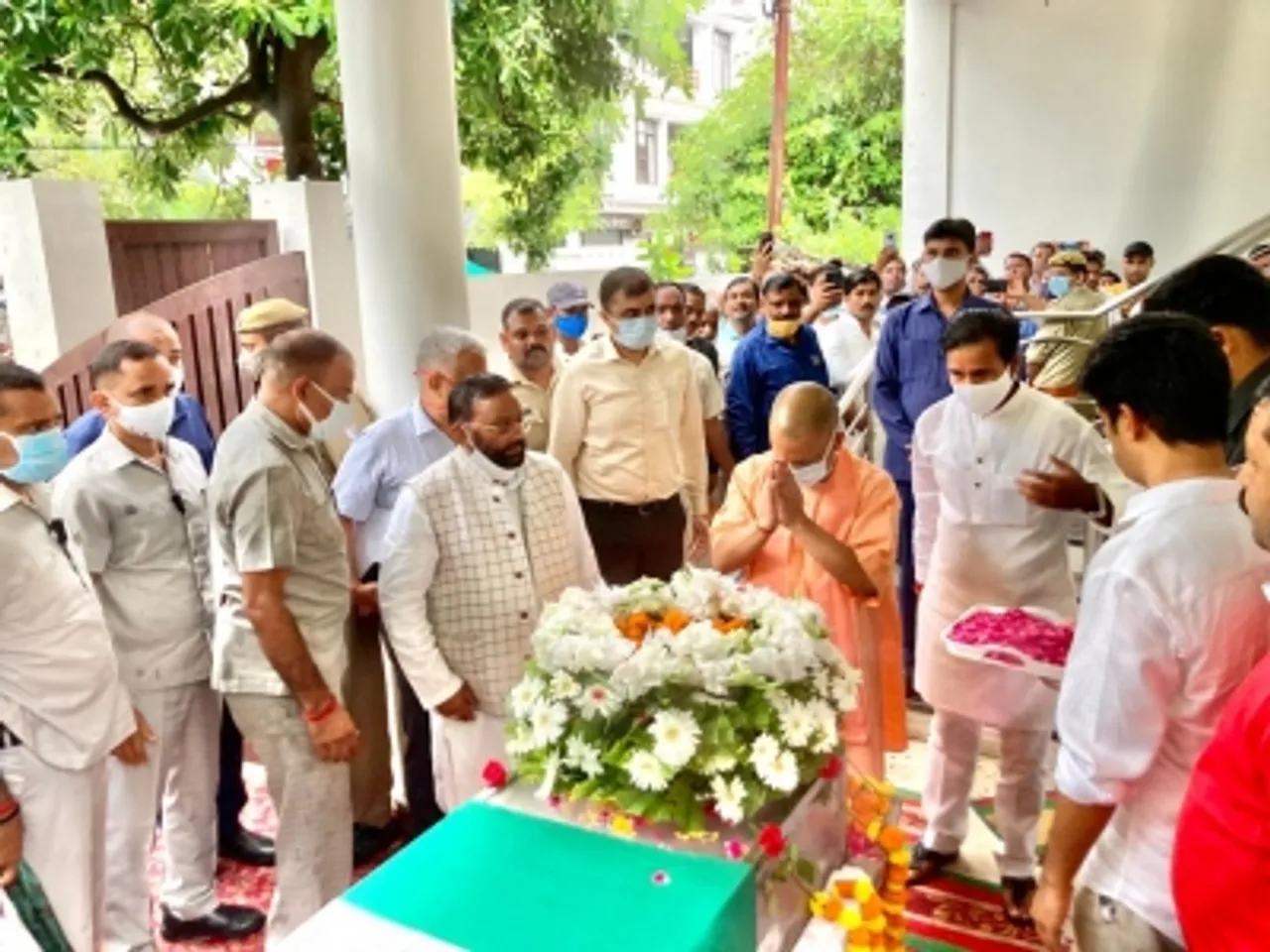 Yogi paying
