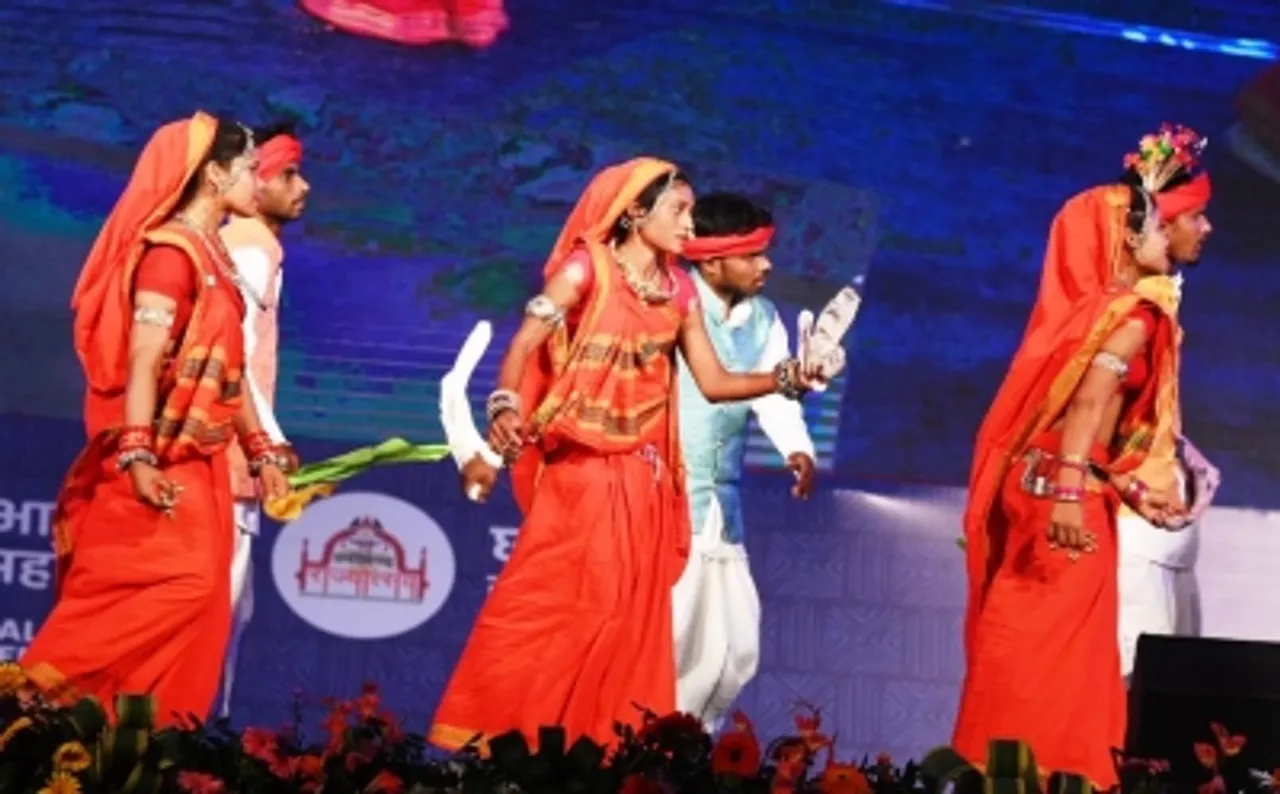 Artit performing