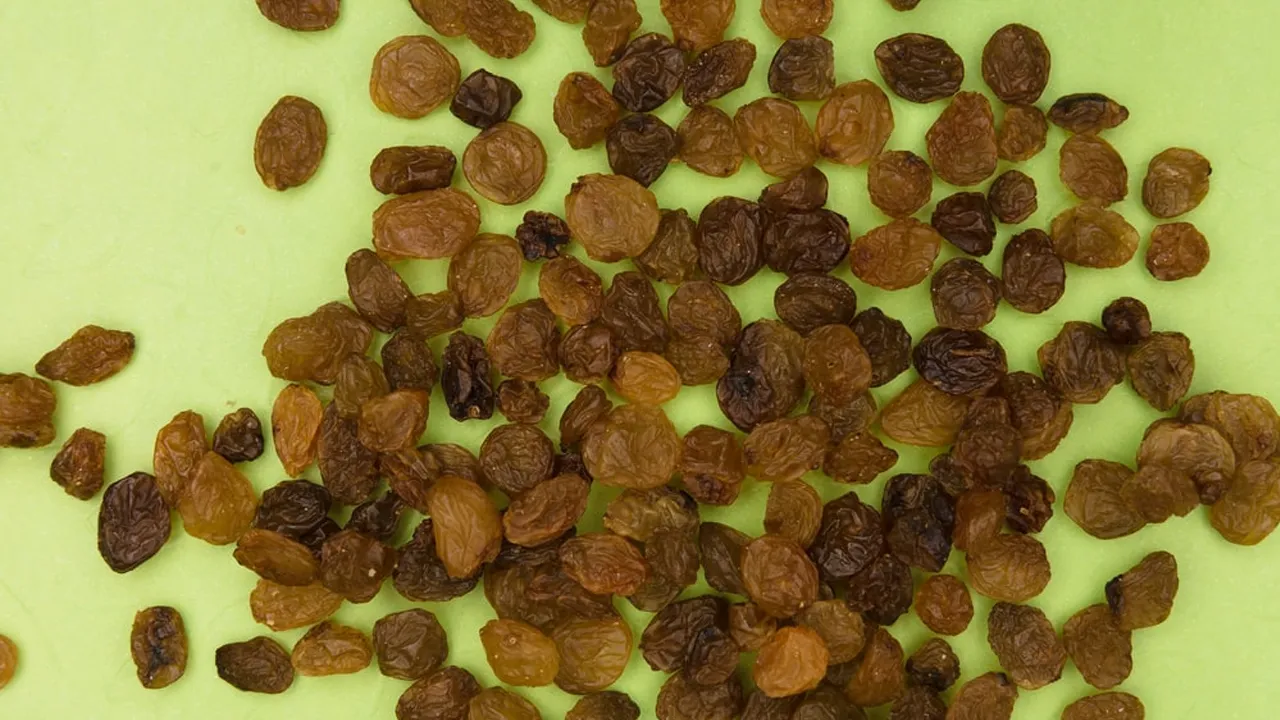 Benefits of raisins water