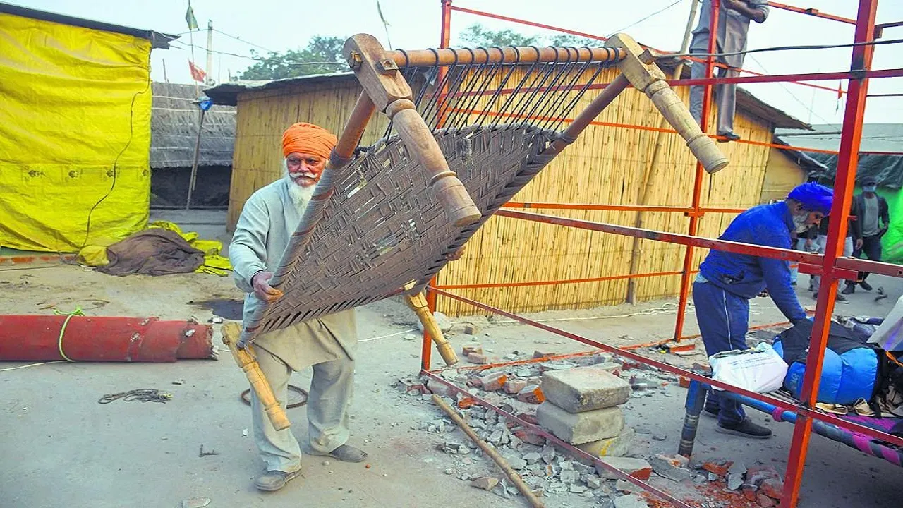 Farmers packing their goods at the Singhu border