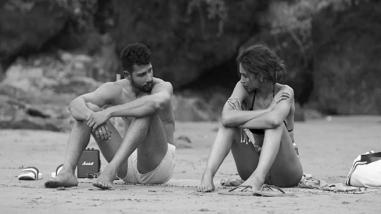 deepika siddhant kiss video