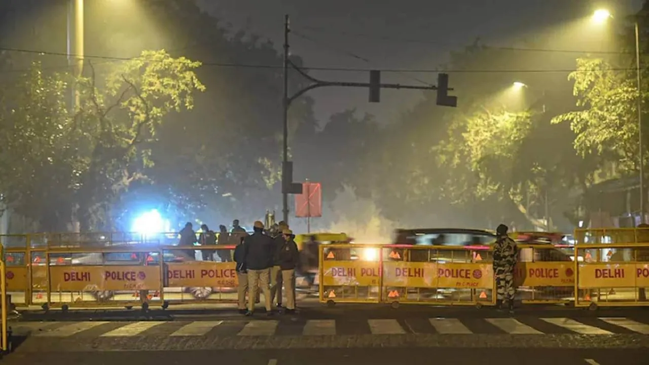 Night curfew in Delhi
