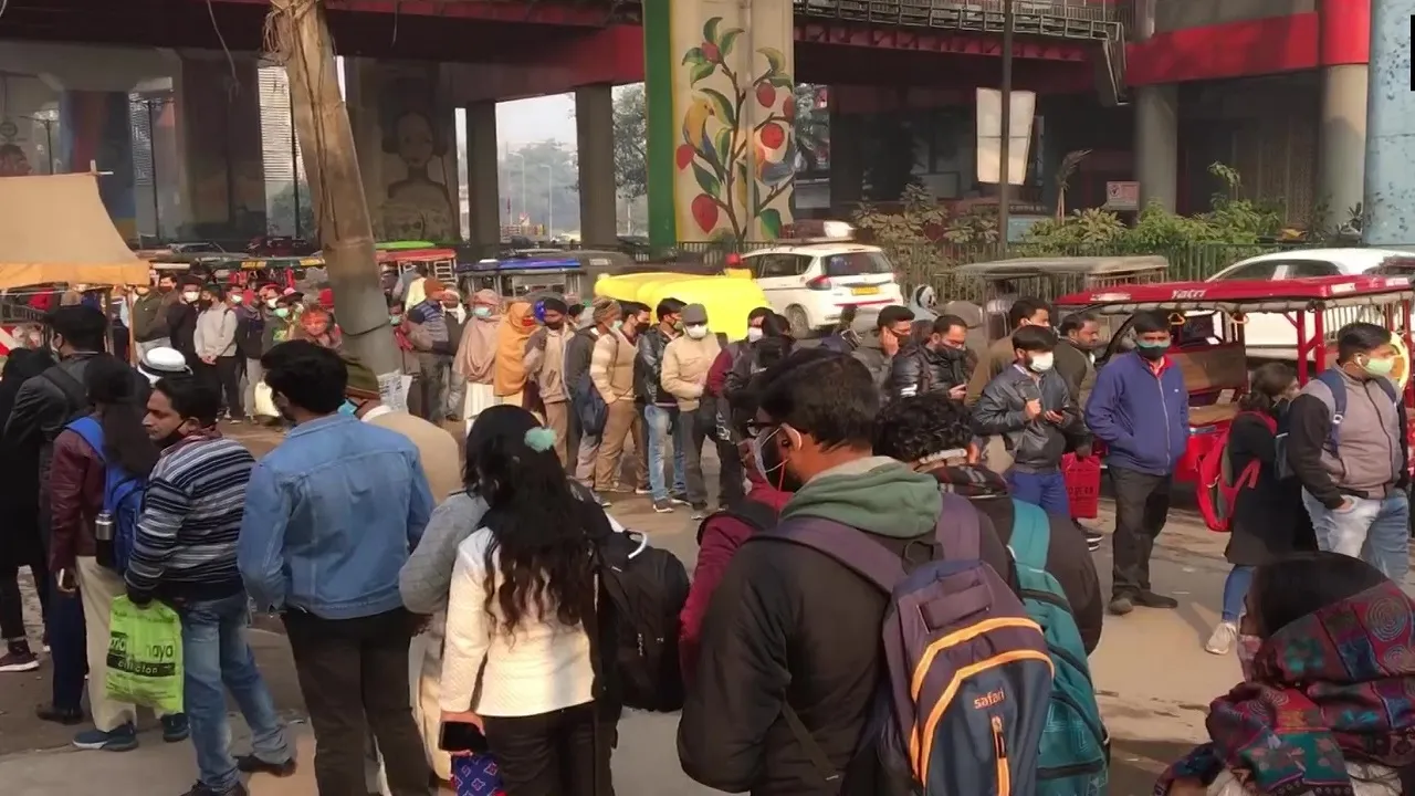 Crowd for Delhi Metro