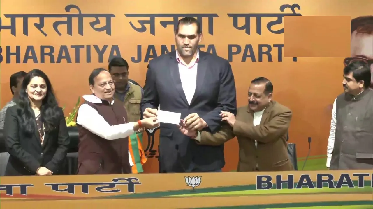 दिल्ली स्थित भाजपा कार्यालय में भाजपा की सदस्यता लेते  पहलवान खली