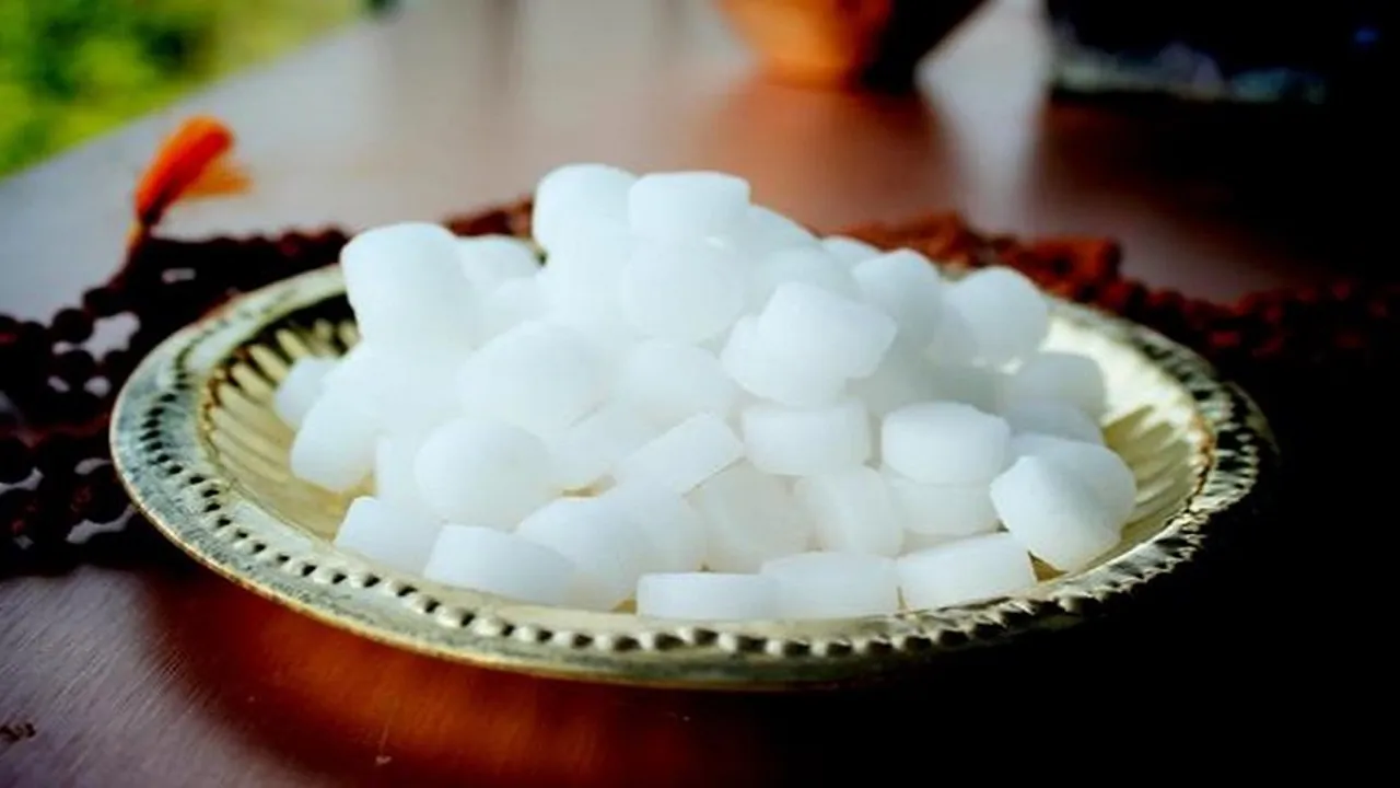 camphor 1526726259