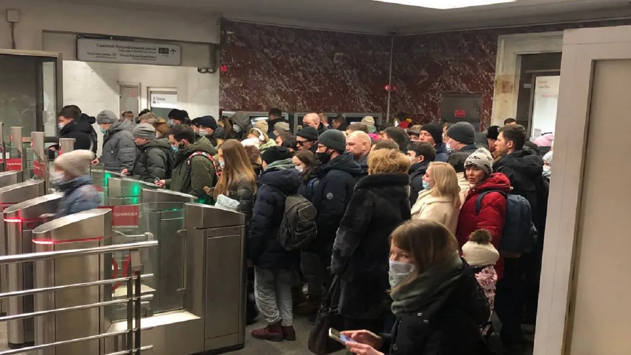 Apple Pay and Google Pay no longer work on Moscows metro system  leading to long queues as people fu