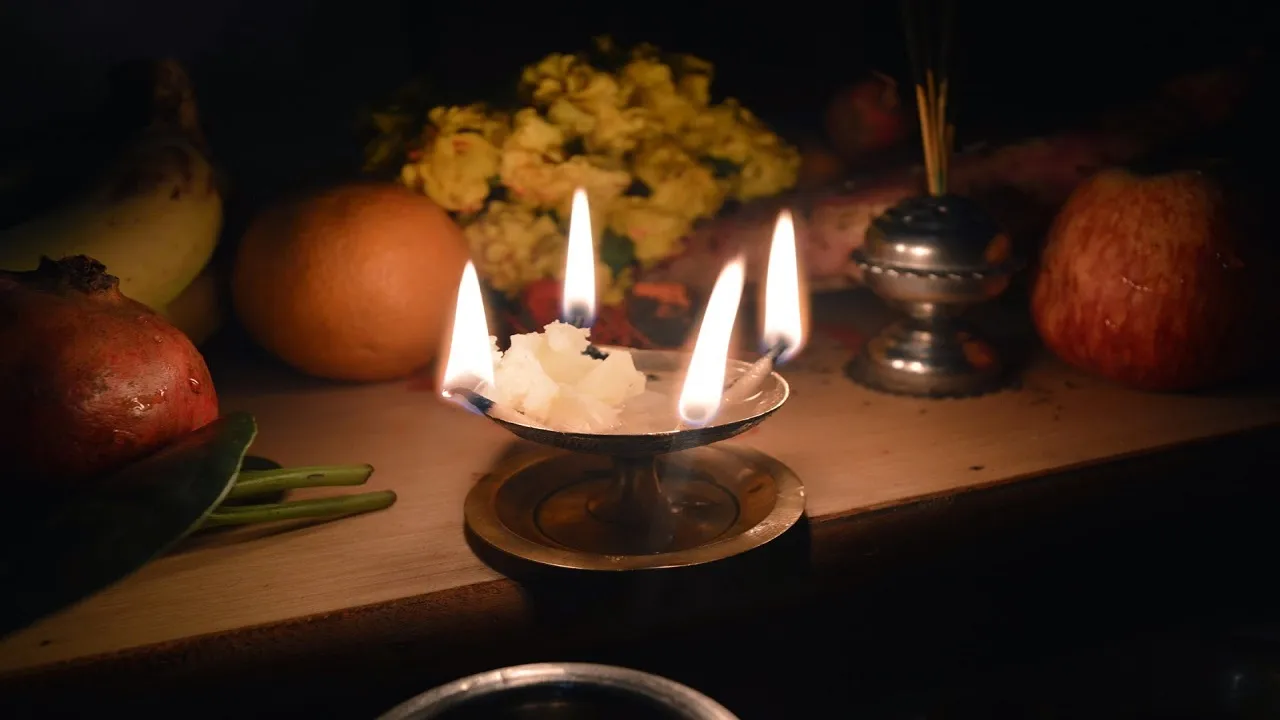 दीपक जलाने से जुड़ी ये गलतियां देती हैं मुसीबतों को न्यौता