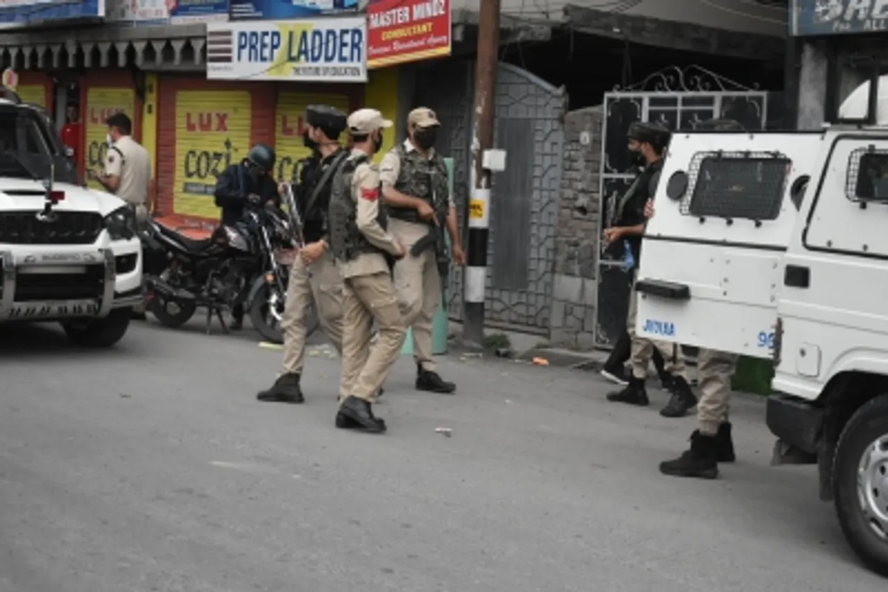 Cop injured
