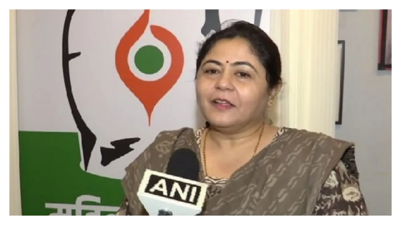 Congress President Netta Dsouza Spit On Police