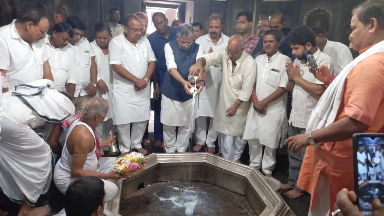 sushal modi in vishnupad temple