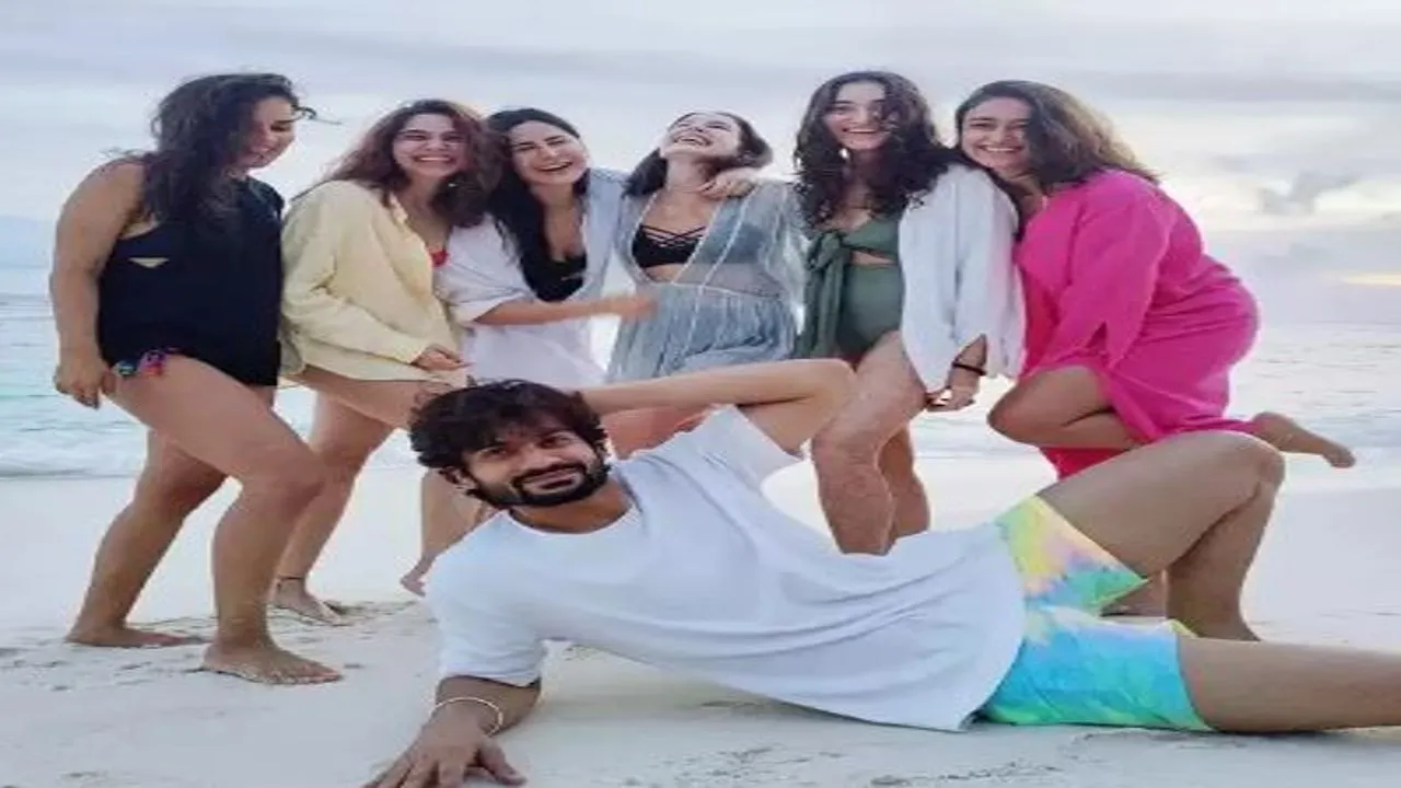 इलियाना डिक्रूज दोस्तों के साथ