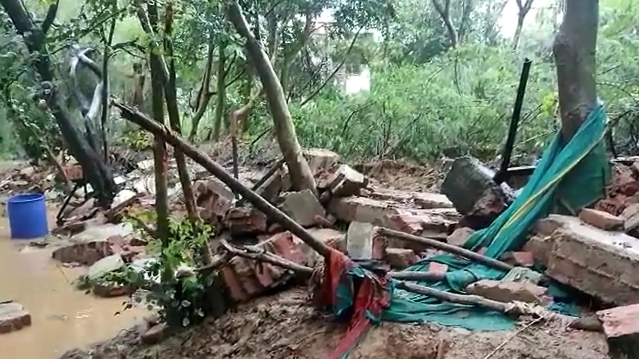 wall collapses in Lucknow