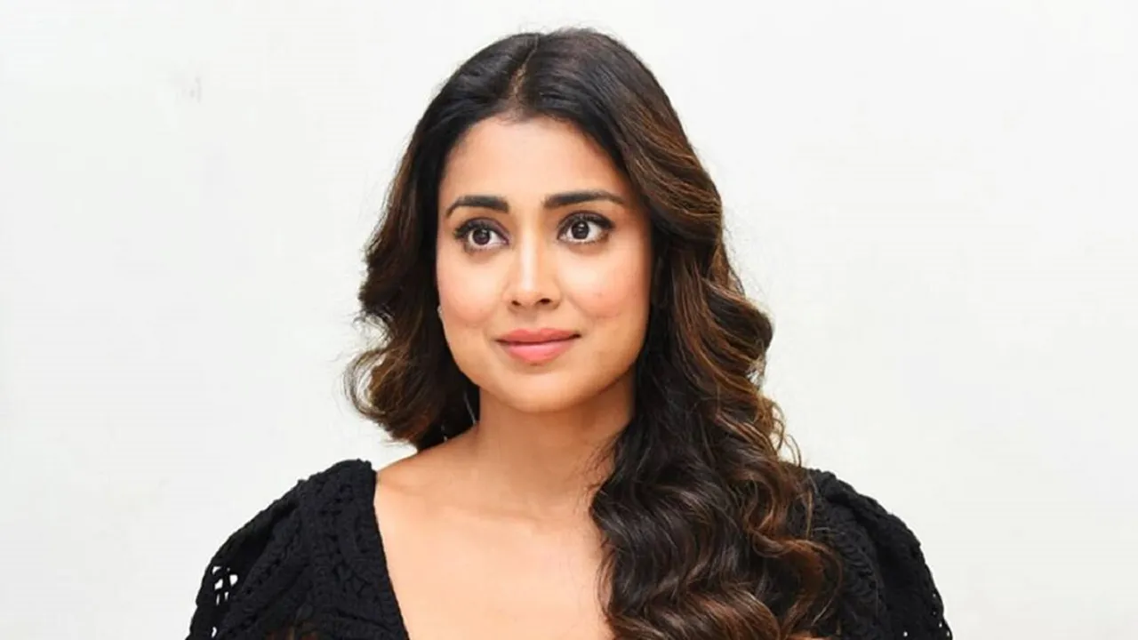 Shriya Saran lip kiss