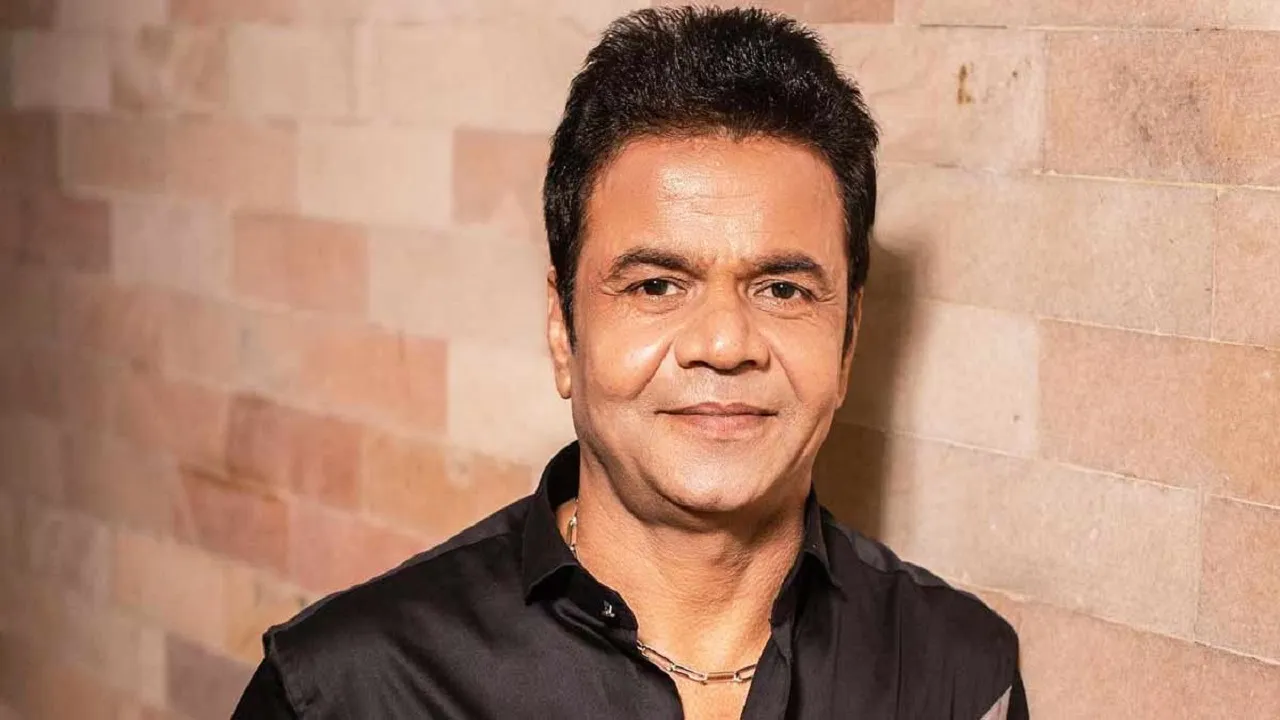 actor rajpal yadav accidently hits a student during film shoot in up 01