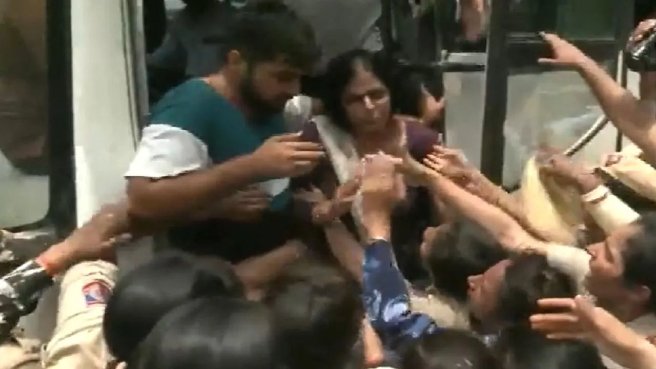 Delhi Police detain protesting wrestlers as they try to march towards the new Parliament