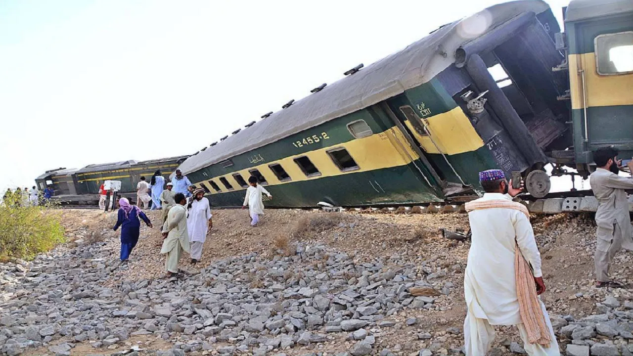 pakistan train accident
