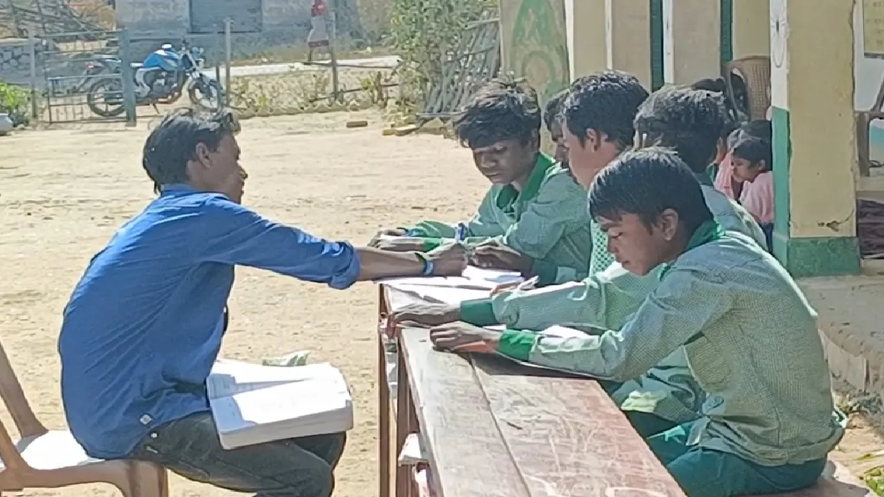 latehar news