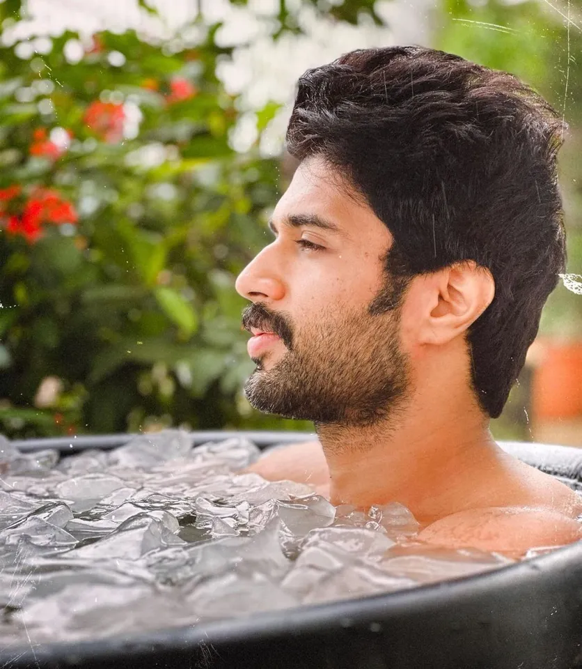 hindi-fwd-charming-vijay-deverakonda-take-ice-bath-on-unday-fan-ay-omething-i-fihy--20230924161806-2