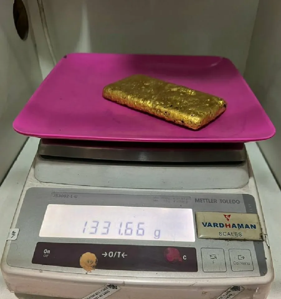 hindi-1-kg-gold-pate-bar-hidden-in-aircraft-wahroom-recovered-in-bluru--20231025123006-2023102514295