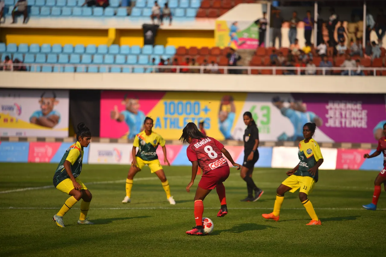 hindi-37th-national-game-mall-town-girl-become-backbone-of-wet-bengal-football-team--20231028175138-