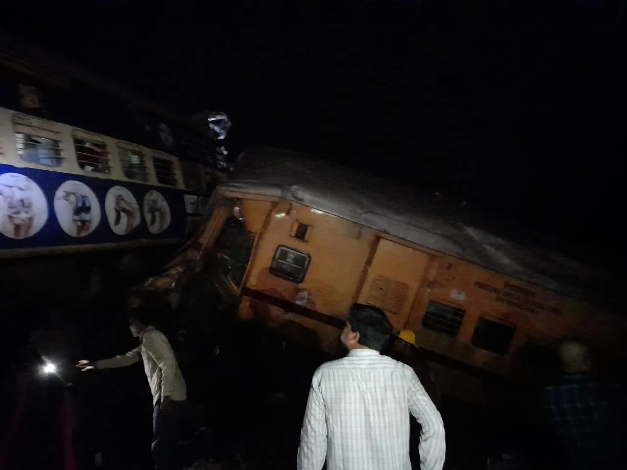 hindi-8-killed-in-colliion-between-two-train-in-andhra-pradeh-3rd-ld--20231030010139-20231030011049