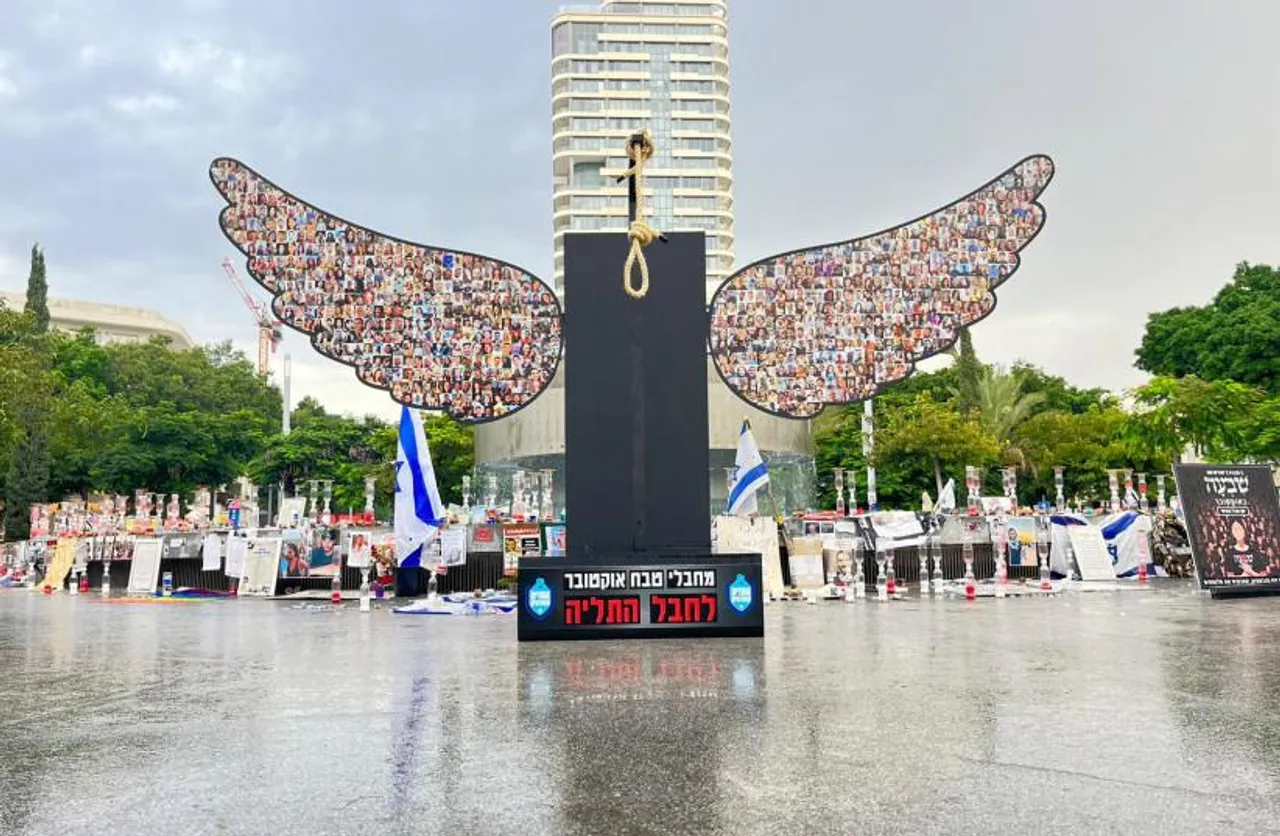 hindi-huge-intallation-at-dizengoff-quare-tel-aviv-calling-death-penalty-to-hama-terrorit-for-oct-7-
