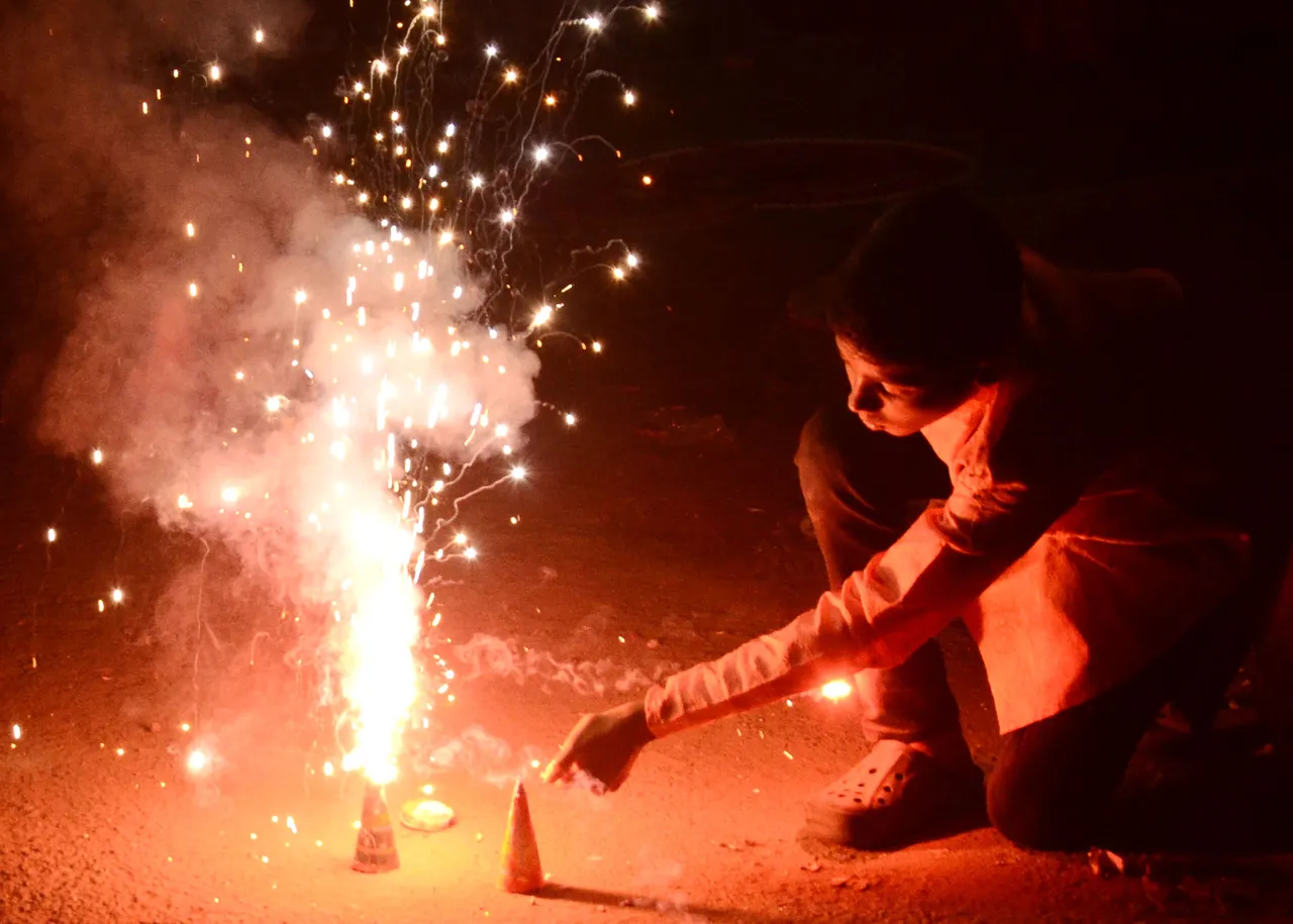 hindi-13-people-including-10-kid-loe-eyeight-due-to-firecracker--20231114220007-20231115011802