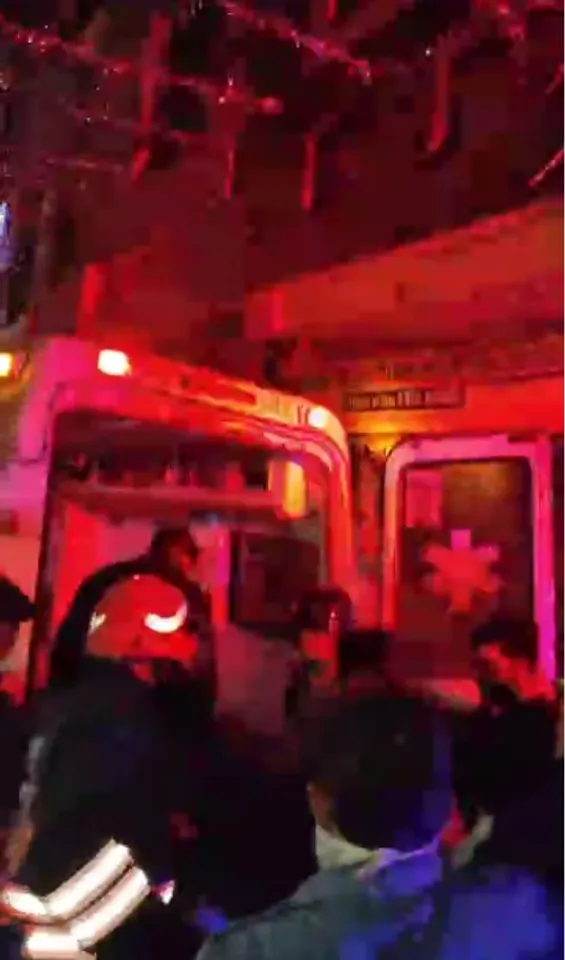 hindi-delhi-laxmi-nagar-fire-father-throw-3-year-old-child-to-ave-from-maive-blaze-in-reidential-bui