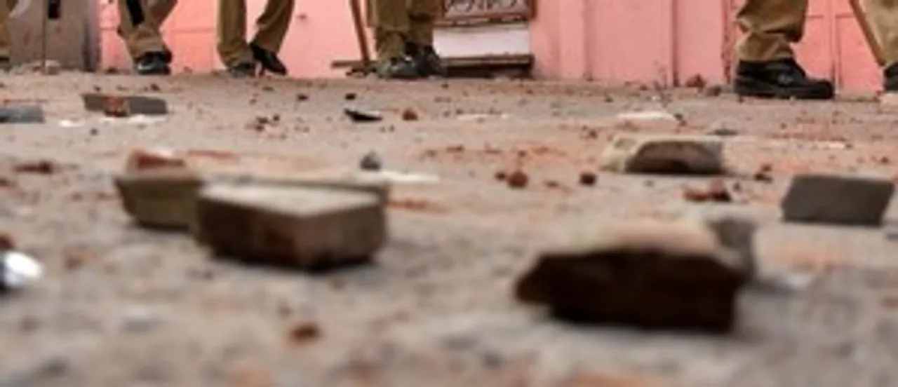 hindi-five-injured-in-fight-tone-pelting-in-eat-delhi--20231115150006-20231115163022