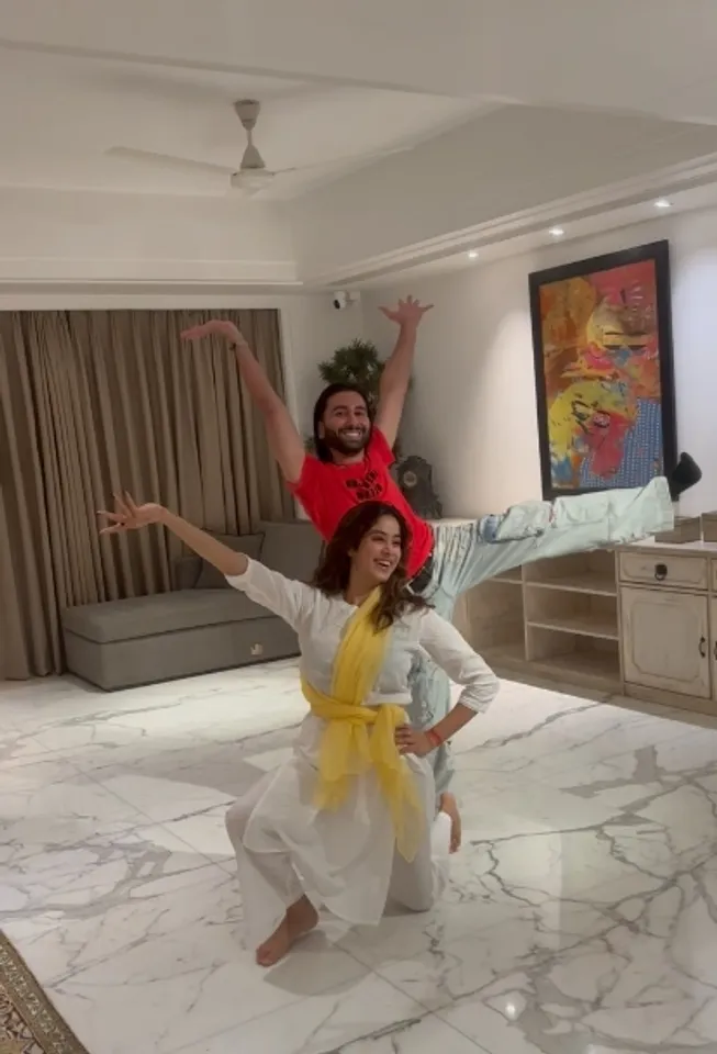 hindi-janhvi-orry-channel-their-inner-deepika-and-priyanaka-by-dancing-on-pinga-ga-pori--20231126130