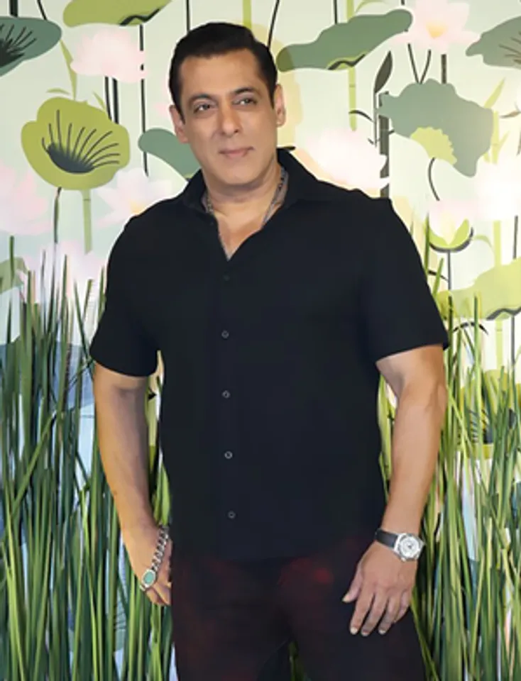 hindi-alman-requet-pap-to-maintain-ditance-a-he-help-mother-get-down-tair-it-in-car--20231220150605-