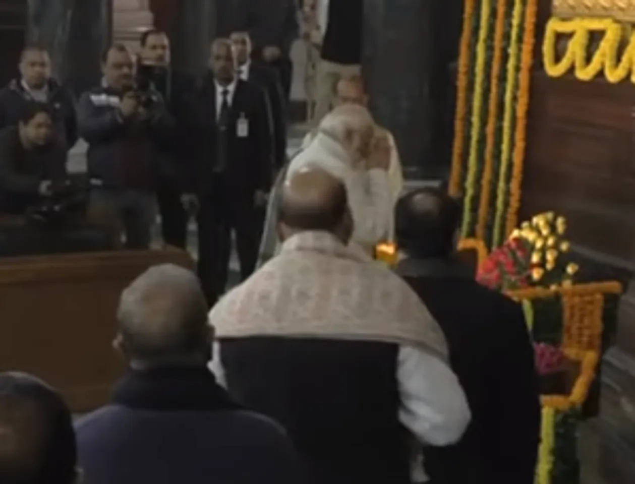 hindi-pm-modi-leader-pay-homage-to-freedom-fighter-madan-mohan-malviya-on-hi-162nd-birth-anniverary-