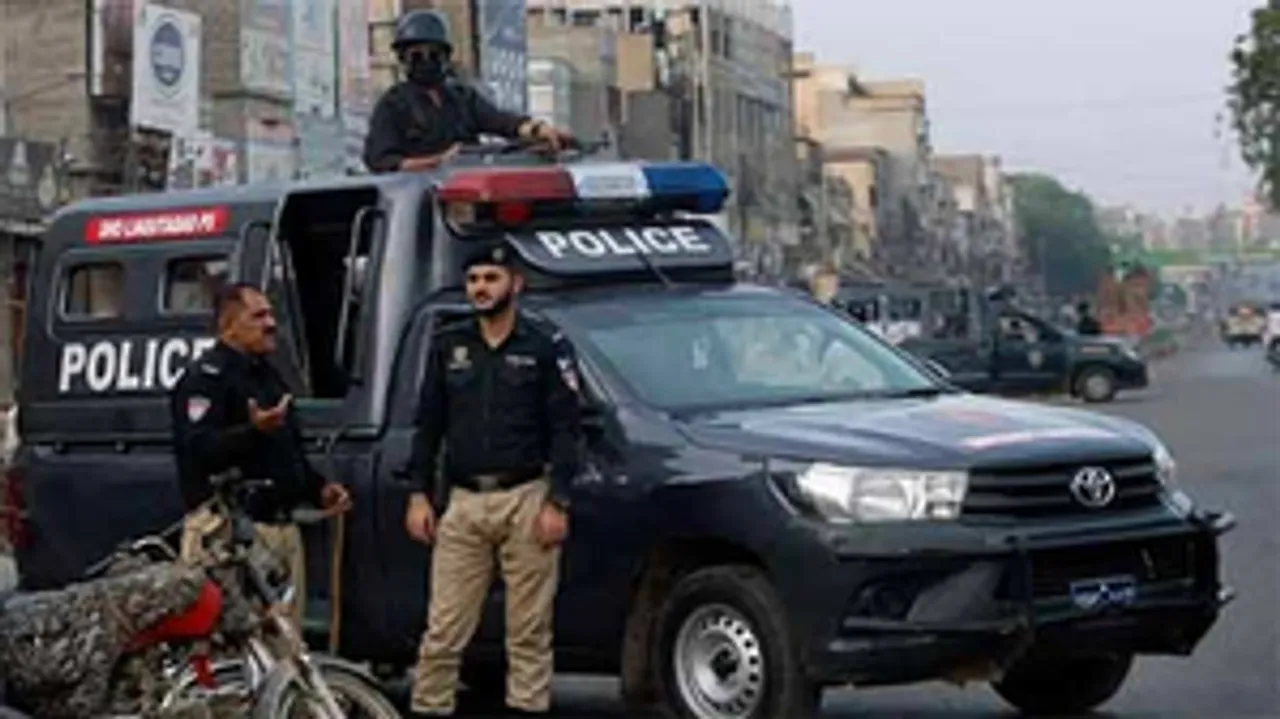 hindi-4-killed-3-injured-in-firing-at-paenger-vehicle-in-nw-pakitan--20240107155016-20240107161042