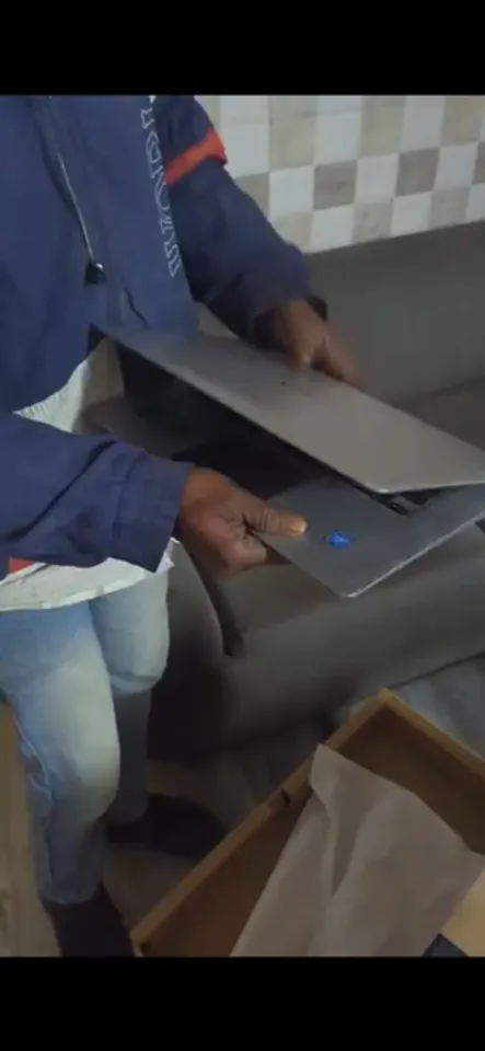 hindi-man-order-over-r-1-lakh-laptop-from-flipkart-receive-old-dicarded-one--20240121125105-20240121