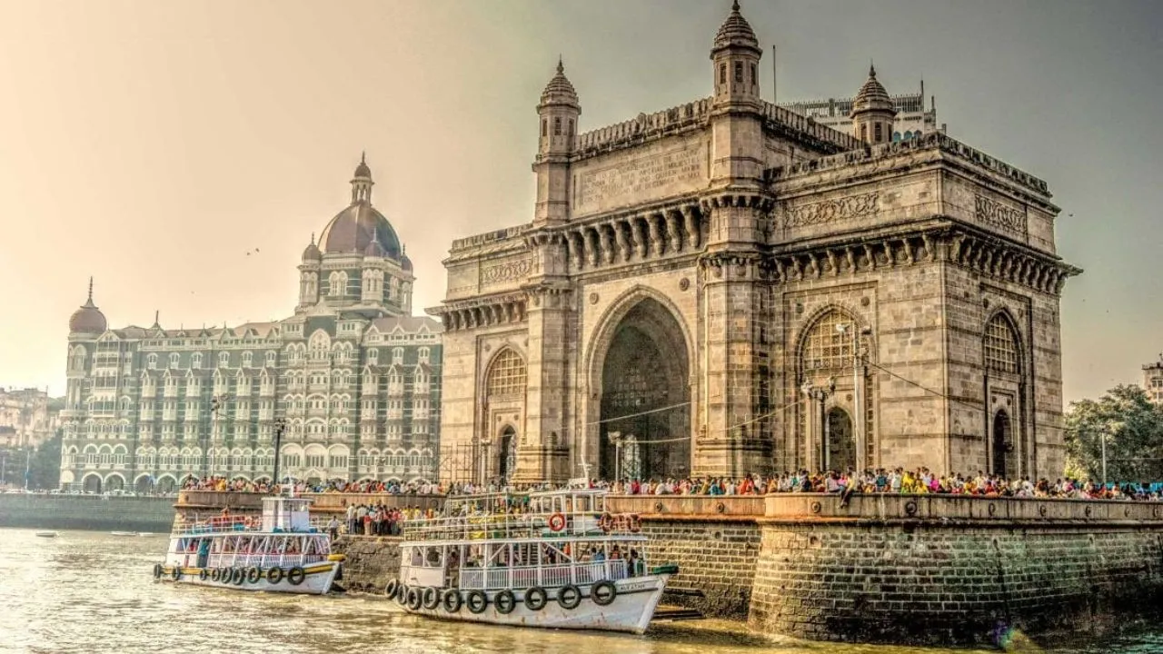 Received threat to bomb Mumbai