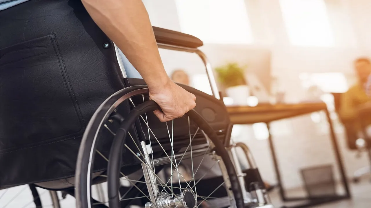 symptoms of paralysis
