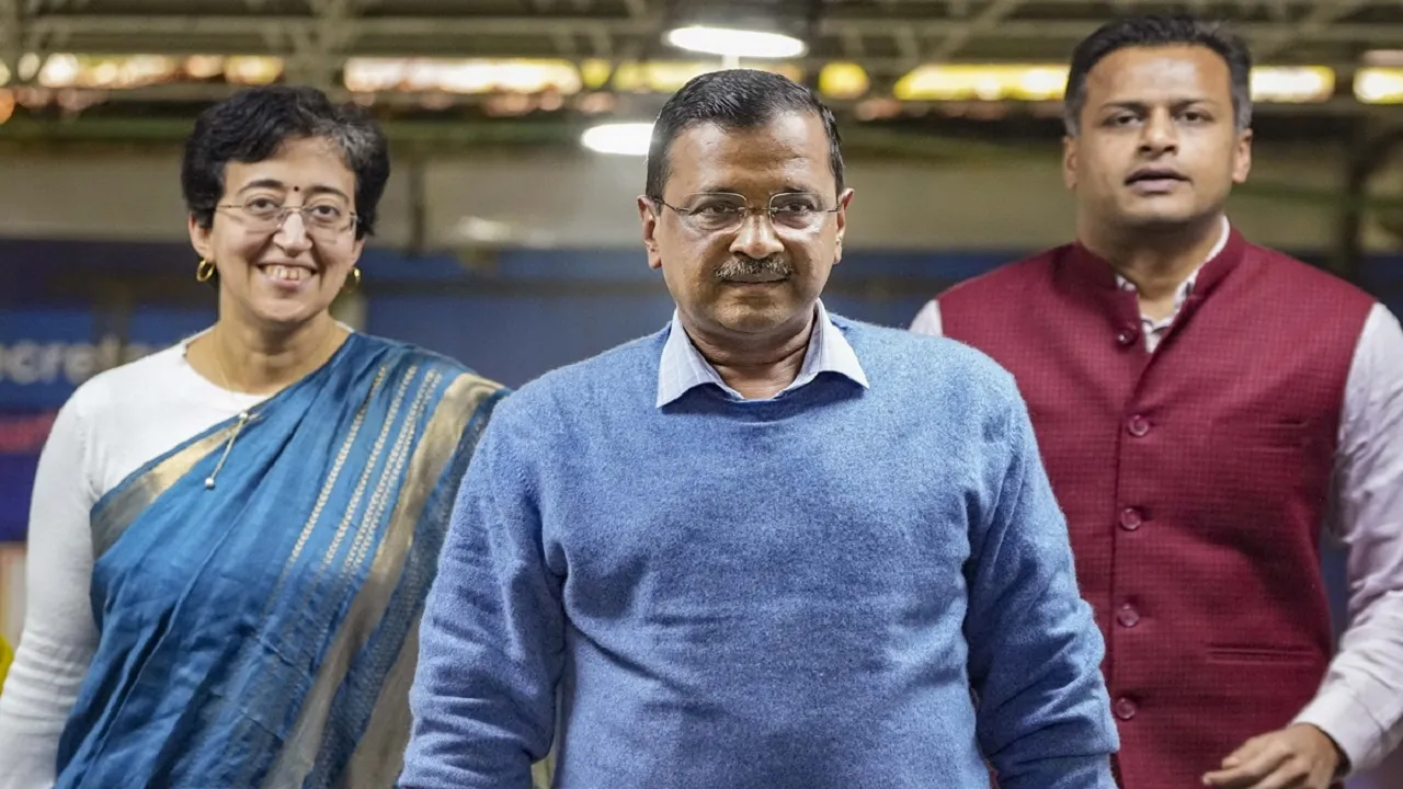 atishi with arvind kejriwal