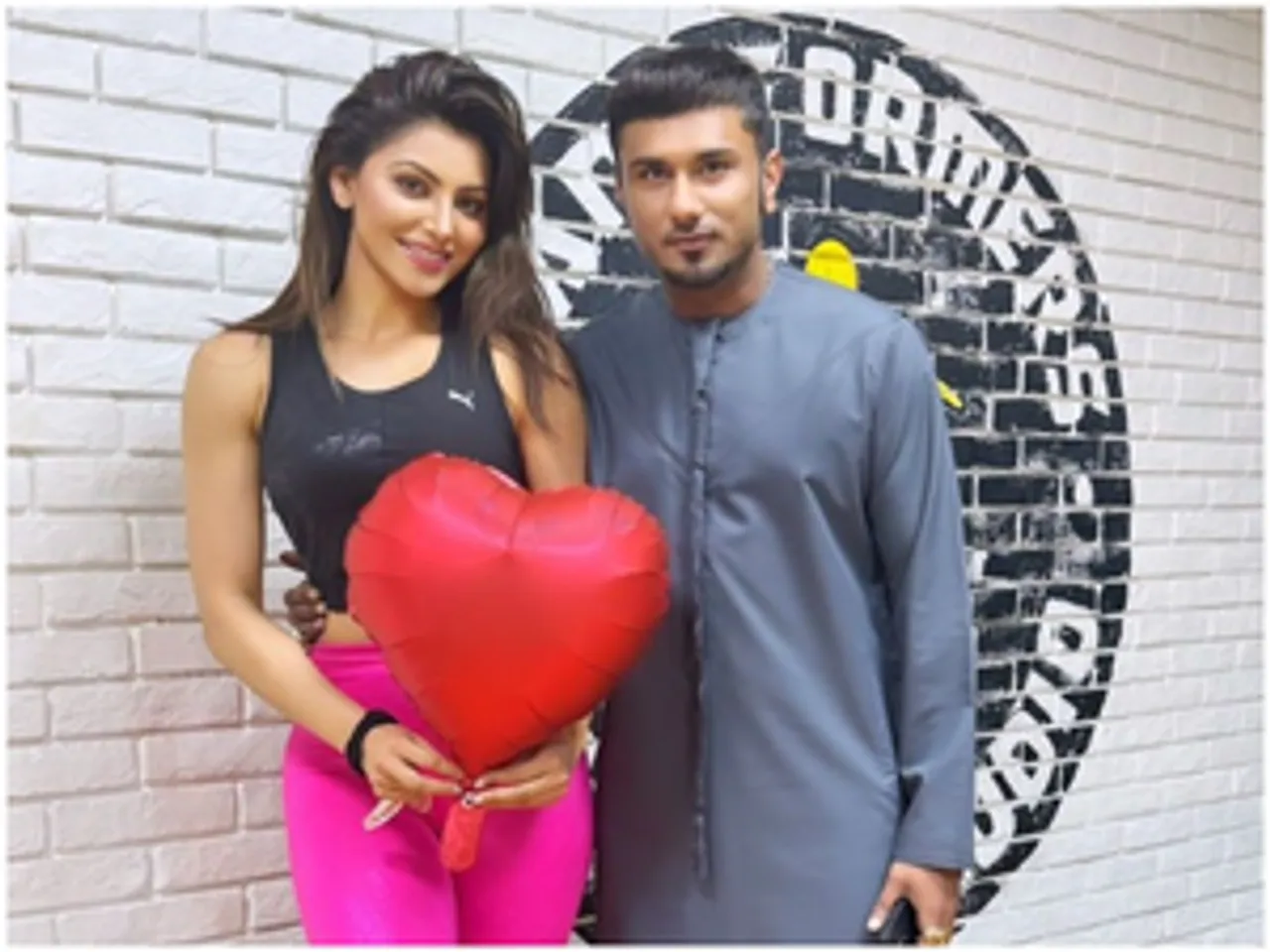 hindi-urvahi-rautela-yo-yo-honey-ingh-team-up-for-love-doe-20--20240218171506-20240218180346