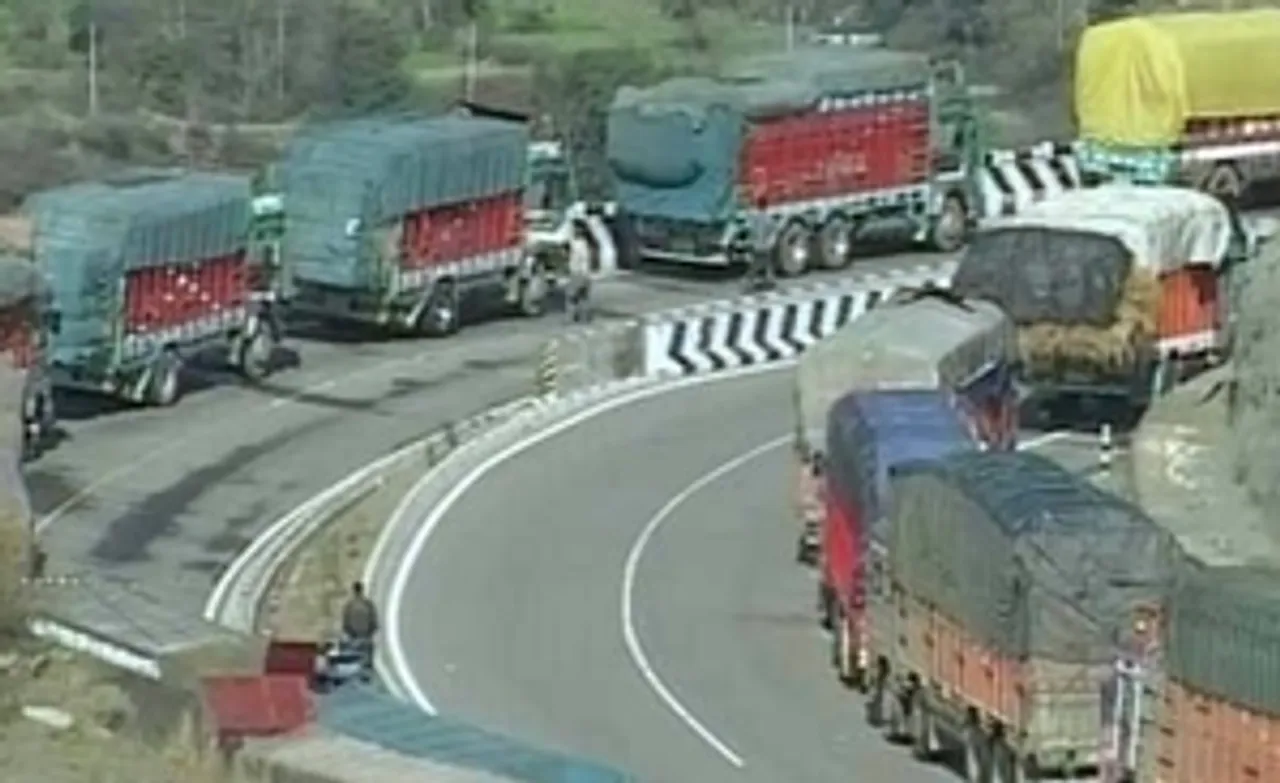 hindi-two-traffic-on-rinagar-jammu-highway-with-timing-retriction--20240224104506-20240224121537