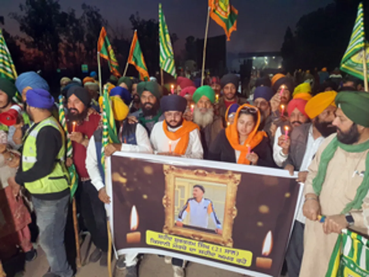 hindi-proteting-farmer-hold-candle-light-proceion-on-punjab-border--20240224231806-20240224234952