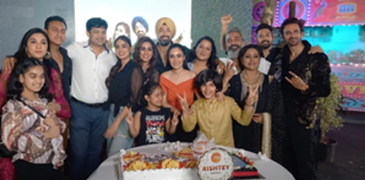 hindi-avineh-rekhi-taniha-mehta-mark-100-epiode-of-ikk-kudi-punjab-di-with-cake-cutting-ceremony--20