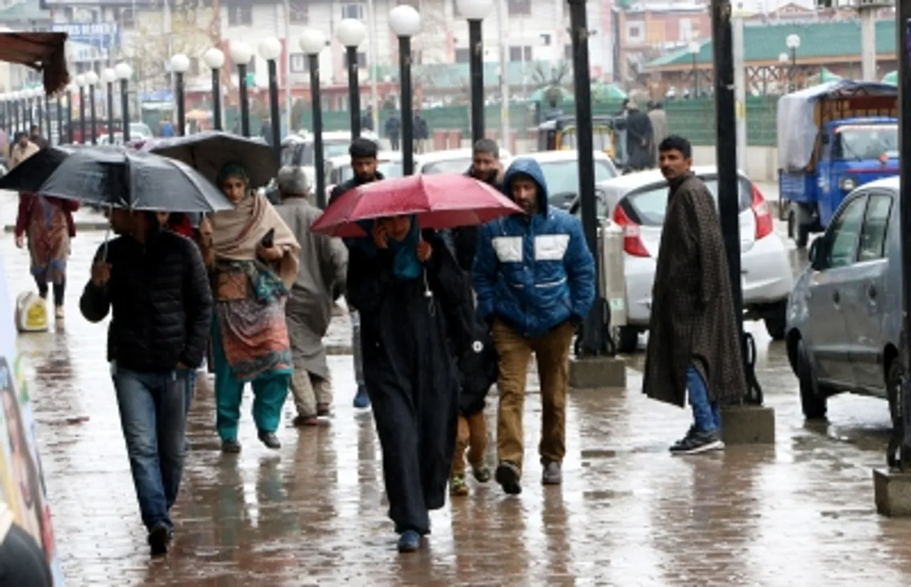 hindi-light-rainnow-at-cattered-place-in-jk-tonight--20240306112106-20240306123811