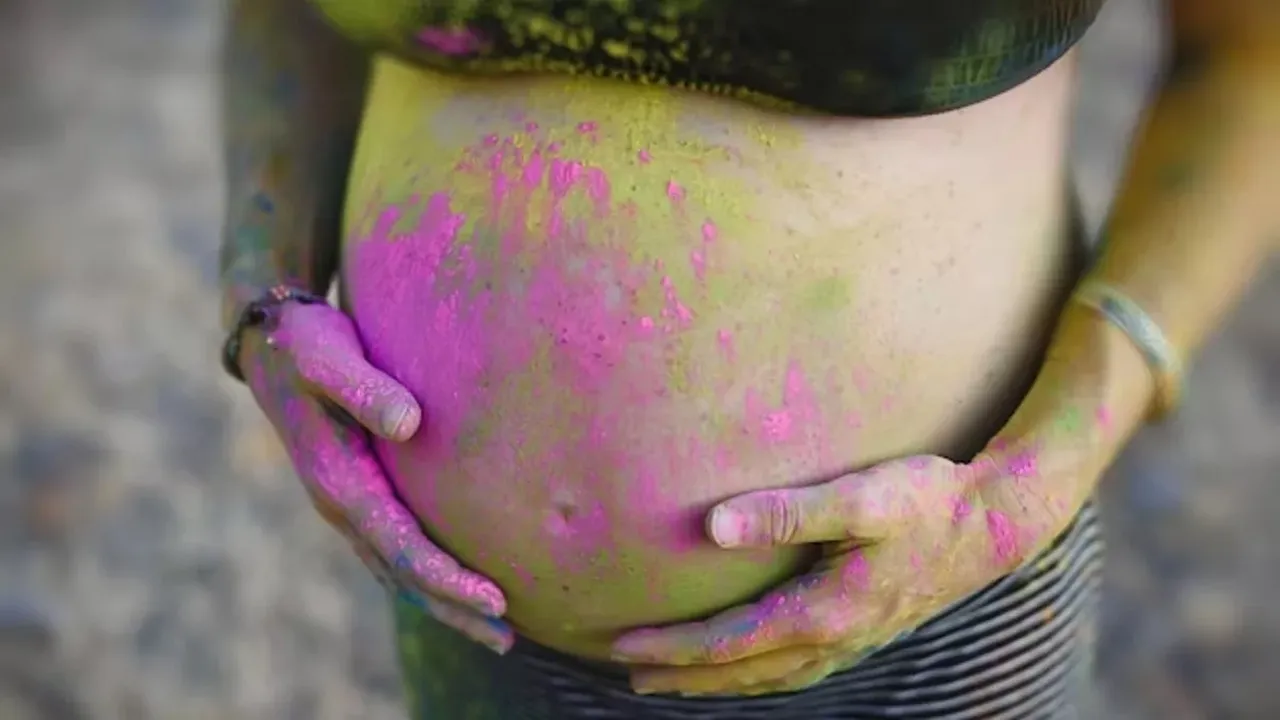precautions pregnant women should take while playing Holi